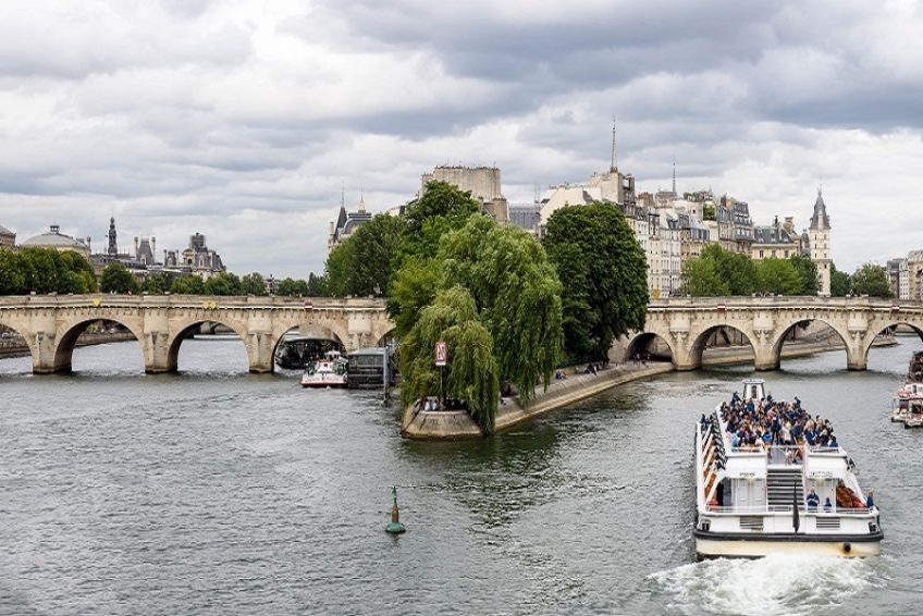 the seine river in paris巴黎塞纳河