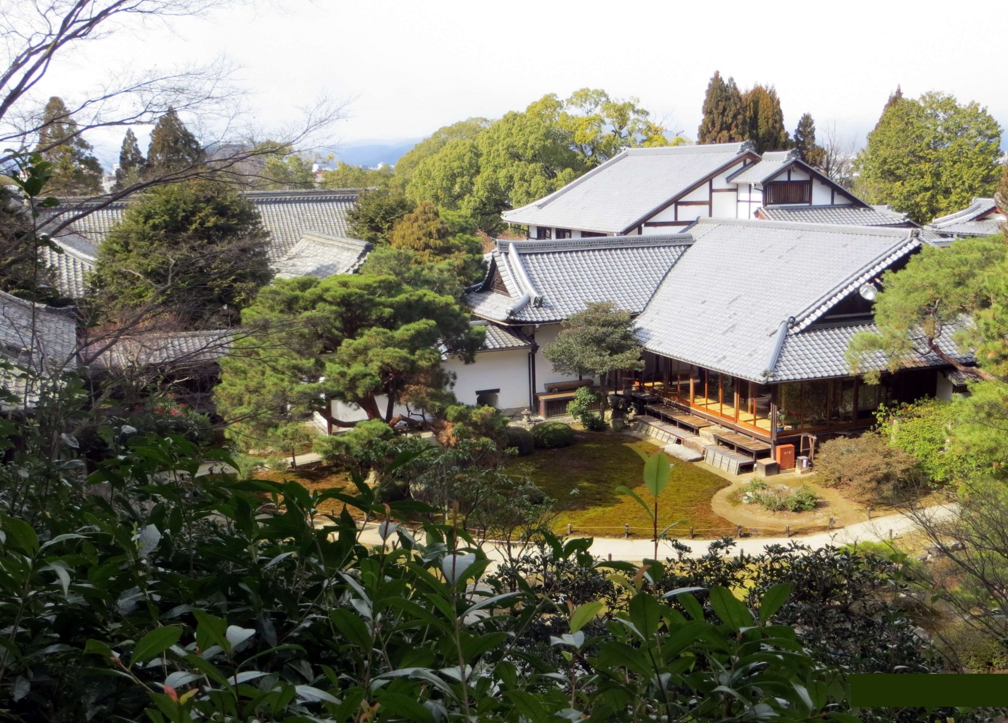 【携程攻略】京都青莲院庭园景点,日式山水庭院，以水池为中心，周围环绕着土山、溪流、木桥、石头等，…