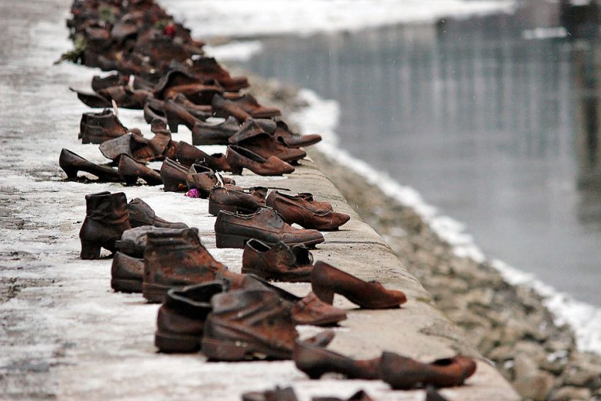 多瑙河畔的鞋子图片